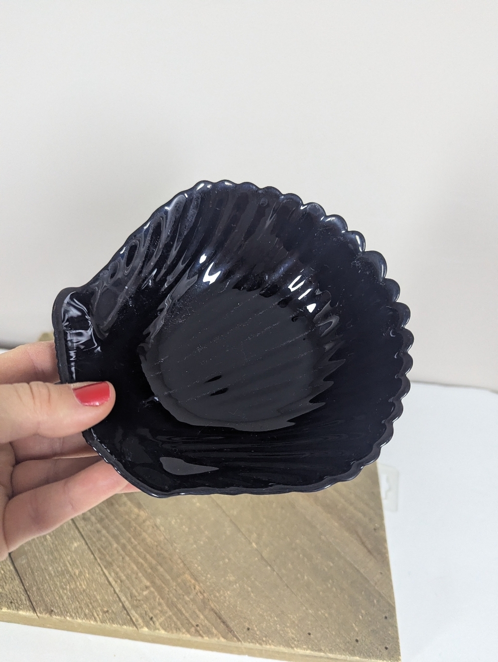 Vintage Black Glass Shell Bowls Set of 2 Coastal Decor Scallop Dish - Picture 4 of 7